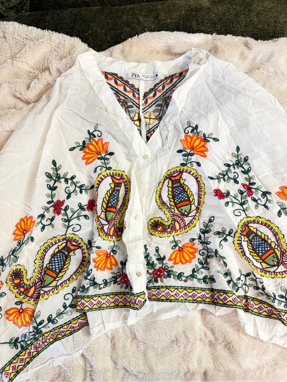 Zara White Embroidered Floral Button-Front Crop Top M used once